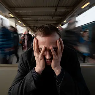 У мужчины паническая атака в общественном месте