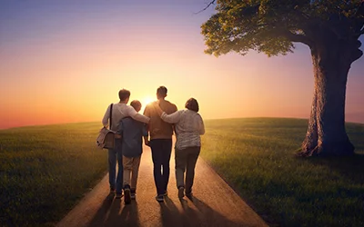 Силуэт семьи, которая идут по тропе