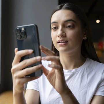 девушка сидит в телефоне