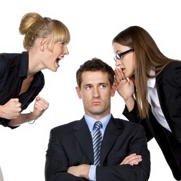одна женщина шепчет мужчине на ухо, а другая кричит