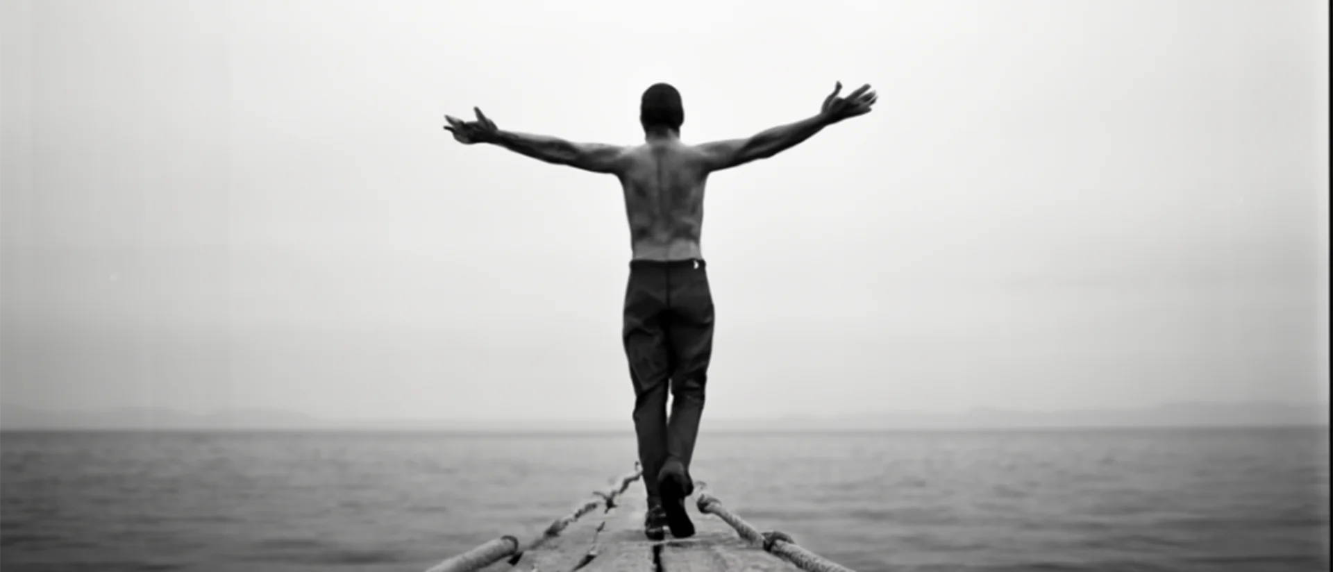 Изображение мужчины в чб, который расправил руки вверх