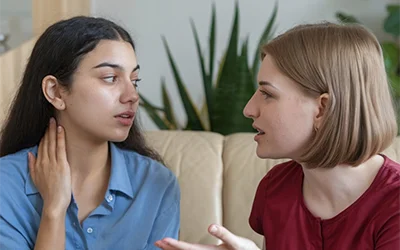 Девушки ведут диалог